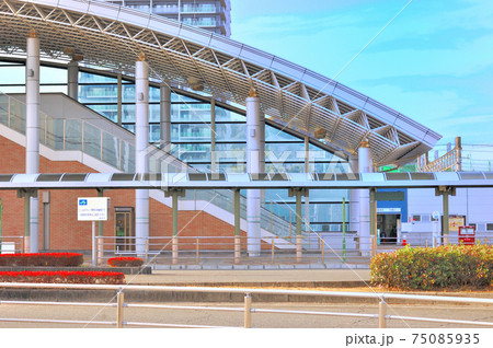 人通りのない東静岡駅前の風景 75085935