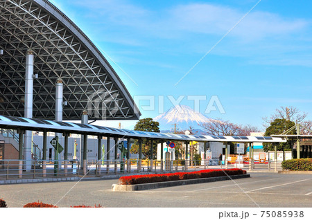 コロナで人通りのない東静岡駅風景 75085938