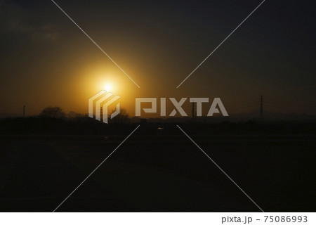 保渡田古墳群の美しい夕景 75086993