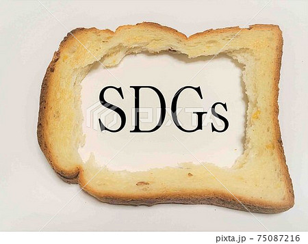 フードロス　食料高騰　sdgs 食パン　トースト　コピースペース　素材　背景 75087216