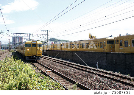 JR幡生工場で解体待ちの電車と山陽本線 75087355