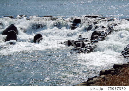 川堰の豪快な水流が見せる唯一無二の表情 … 島根県 安来市 飯梨川(晴れ) 川堰の豪快な水流が見せる唯一無二の表情 … 島根県 安来市 飯梨川(晴れ) 75087370