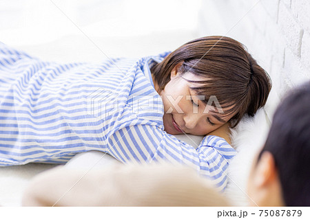 夫婦　朝　笑顔 75087879