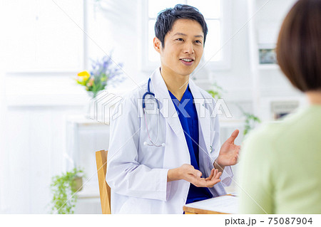 病院　診察　医者 75087904