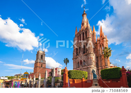 Cathedral at san miguel de Allende in bajio, mexico 75088569