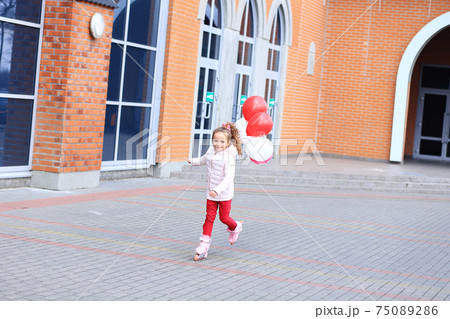Child goes in for sports without protection 75089286