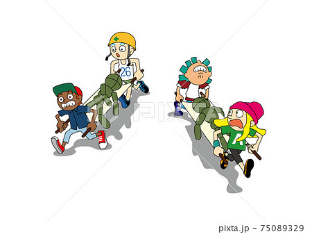 防災訓練で担架に人形を乗せてを運ぶ子ども 防災訓練で担架に人形を乗せてを運ぶ子ども 75089329
