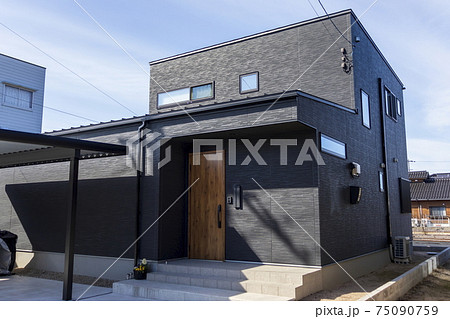 新築住宅外観 片流れ屋根の黒い家の写真素材