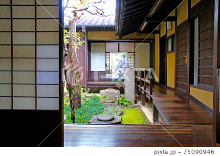 奈良 ならまち格子の家 中庭を眺める室内の様子の写真素材