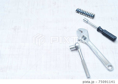 整備工場の工具 75091141
