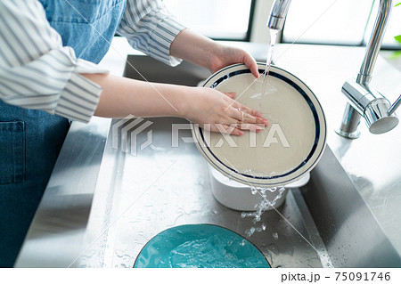 キッチンに立つ若い主婦 キッチンに立つ若い主婦 75091746