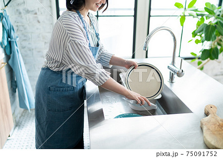 キッチンに立つ若い主婦 75091752