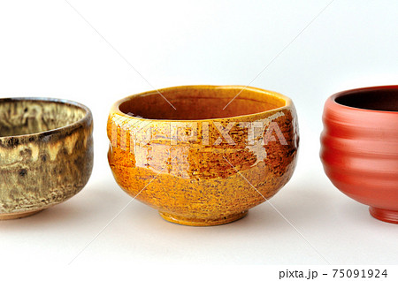 笠間焼失透窯変の抹茶茶碗と朱泥の常滑焼の抹茶茶碗の写真素材