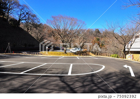 神奈川県立七沢森林公園 北口駐車場と青空の写真素材