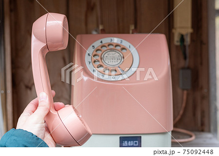 ピンク色の公衆電話 ピンク色の公衆電話 75092448