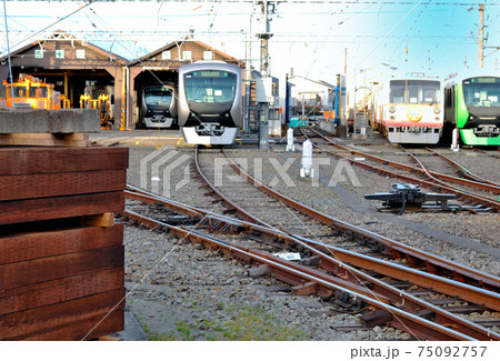 地方都市の電車操車場の風景 地方都市の電車操車場の風景 75092757