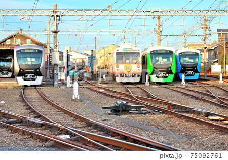 地方都市の電車操車場の風景 地方都市の電車操車場の風景 75092761