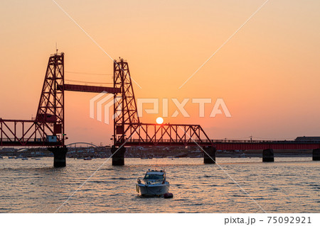 夕日と筑後川昇開橋　福岡県大川市 75092921