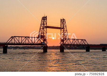 夕日と筑後川昇開橋 福岡県大川市 夕日と筑後川昇開橋 福岡県大川市 75092926
