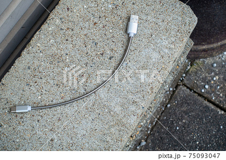 屋外に落ちているUSBケーブルの写真。忘れ物の写真。 屋外に落ちているUSBケーブルの写真。忘れ物の写真。 75093047