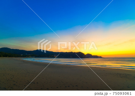 弓ヶ浜海水浴場の朝陽 75093061
