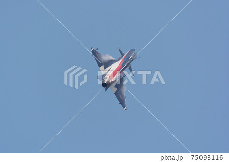 中国空軍J-10八一飛行表演隊垂直上昇 75093116