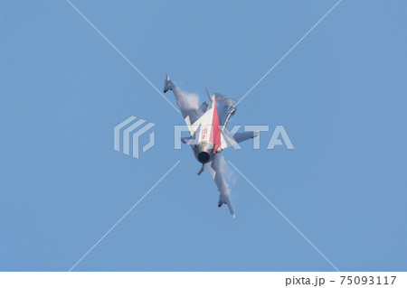 中国空軍J-10八一飛行表演隊垂直上昇 75093117