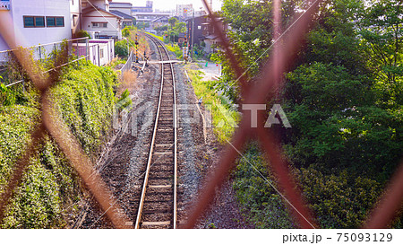 フェンスと線路 75093129