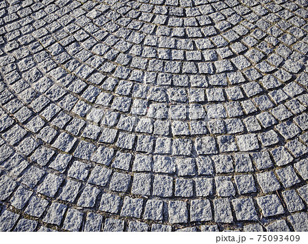 インターロッキングブロック（ピンコロ石の石畳）の写真素材 [75093409