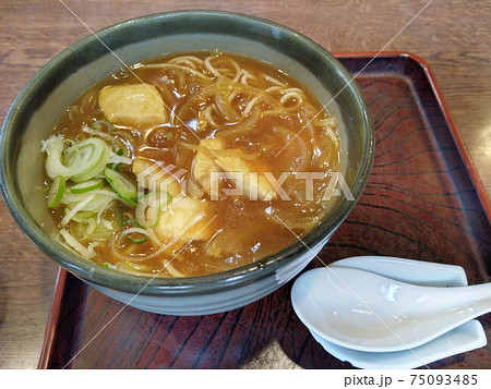 カレー南蛮　温かい蕎麦 75093485