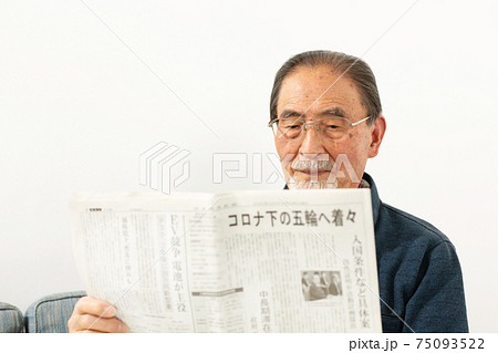 新聞を読むシニア男性 新聞を読むシニア男性 75093522