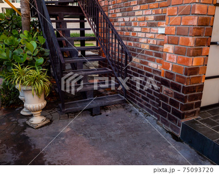 House frontyard cultured veneer stone work siding House frontyard cultured veneer stone work siding 75093720