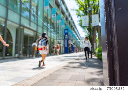 無人 深夜 歩道 表参道 表参道ヒルズ 高級ブランド 見下ろし 都心 東京 道路 高層ビル 車の写真素材
