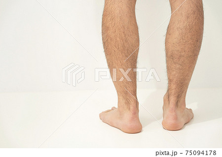男性の脚 75094178