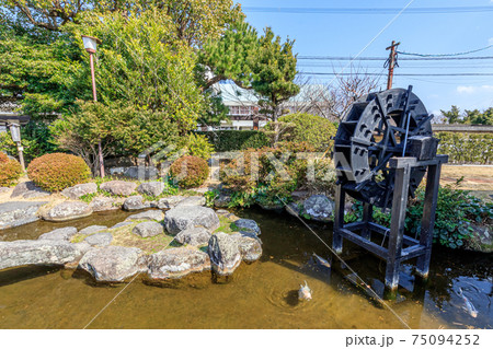 武家屋敷の水車　長崎県島原市 75094252