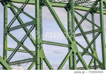 鉄橋の鉄骨 75094404
