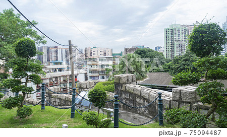 マカオ 丘の上から見た町の風景 75094487