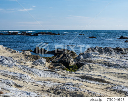 千葉県南房総市千倉の海岸 75094693