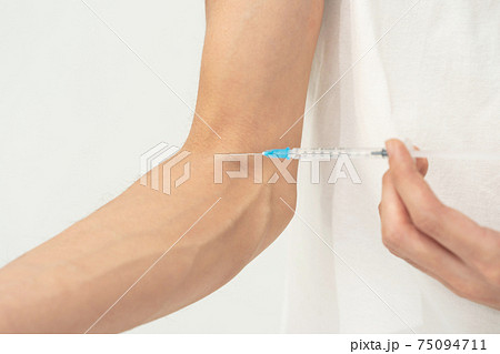 違法薬物イメージ　注射を打つ男性 75094711