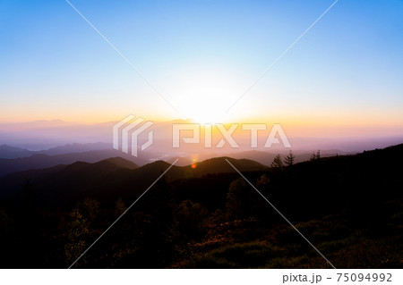 長野県 美ヶ原高原 山 山岳 朝日 風景 朝日 太陽 高所 ドライブ デート 観光 アルプス 春の写真素材 75094992 Pixta