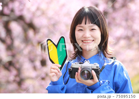 初心者マークとフィルムカメラを持つ女性 75095150