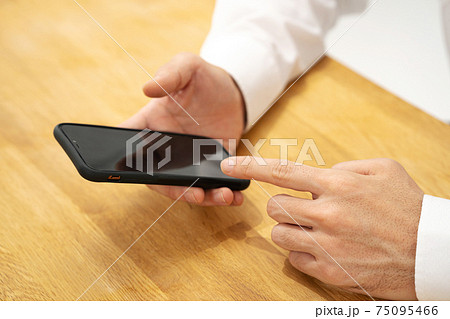 ビジネスマン 手元 スマホ ビジネスマン 手元 スマホ 75095466