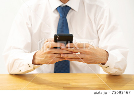 ビジネスマン 手元 スマホ ビジネスマン 手元 スマホ 75095467