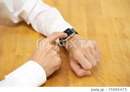 ビジネスマン　スマートウォッチ 75095473