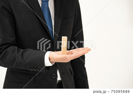 ビジネスイメージ ブロックを積む男性 ビジネスイメージ ブロックを積む男性 75095689
