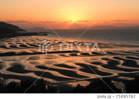 夕暮れの有明海の夕焼けが御輿来海岸の海を染める 夕暮れの有明海の夕焼けが御輿来海岸の海を染める 75095762