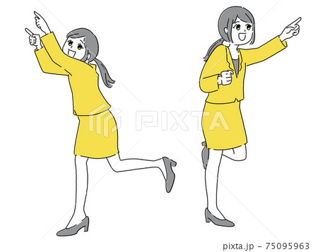 オーバーな動きで指をさす女性　2人セット 75095963