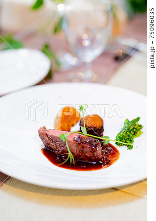 ウエディング　披露宴　食事　肉料理 75096035