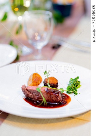 ウエディング　披露宴　食事　肉料理 75096036