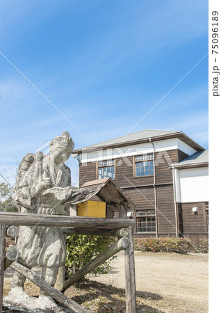 【勉強イメージ】二宮金次郎の石像と木造の校舎 【勉強イメージ】二宮金次郎の石像と木造の校舎 75096189